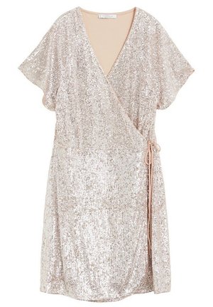 Krátké stříbrné šaty s flitry, zavinovací, s krátkými volánovými rukávy a zavazováním na boku.
