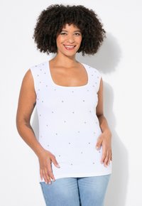 Top bianco senza maniche con scollatura quadrata, decorato con applicazioni di strass sparse. Tessuto a costine e design aderente.