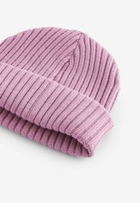Bonnet en tricot violet avec une texture côtelée et un revers. Fabriqué en tissu doux, affichant des rayures verticales.