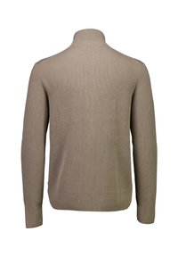 Pullover beige a coste, con colletto alto e maniche lunghe. La texture è liscia con un motivo uniforme in tutto il capo.