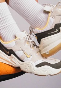 Nike Sportswear WMNS TECH HERA - Tossud - sail/coconut milk/cargo khaki/neutral olive-gum lt brown-citron pulse