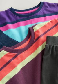 Drie crewneck-shirts in verschillende kleuren: paars, blauw, koraal, groen en marineblauw, met horizontale strepen, gemaakt van een katoenmix en met ribgebreide manchetten.