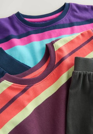 Trois t-shirts à col rond de différentes couleurs : violet, bleu, corail, vert et marine, présentant des rayures horizontales, en mélange de coton et avec des poignets côtelés.