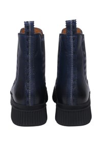 Navyfarbene Leder-Stiefeletten mit gerippten schwarzen Gummisohlen. Sie verfügen über gestickte Akzente und eine Schlaufe an der Rückseite für ein einfaches Anziehen.