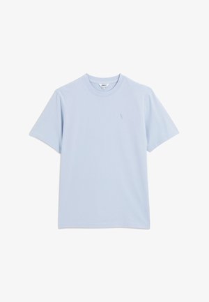 Jasnoniebieska bawełniana koszulka z krótkim rękawem, okrągłym dekoltem i małym haftowanym logo na piersi. Miękka tekstura, regularny krój.