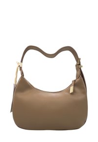 Borsa a mano in pelle marrone con una forma curva e morbida, dotata di una tracolla singola. Presenta una cerniera in tonalità oro e un piccolo cartellino, con una texture liscia.