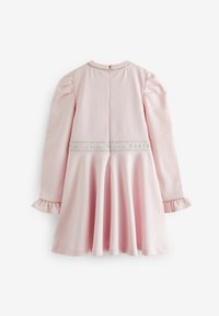 Rosa langärmliges Kleid mit weitem Rock, rundem Kragen, Reißverschluss am Rücken und gerafften Ärmeln. Verfügt über einen dekorativen Taillengürtel mit Schriftzug.