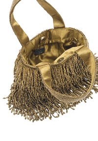 Złota torebka z koralikami i frędzlami, wykonana z satynowego materiału, z pojedynczym paskiem na ramię. Wewnątrz komory znajduje się zapięcie na zatrzask.