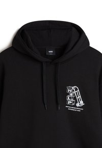 Sudadera negra de tela suave con un diseño gráfico en blanco en el lado izquierdo, que representa cajas apiladas y un carro de mano.