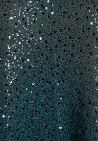 Tessuto scuro con una superficie testurizzata, caratterizzato da un motivo vorticoso di paillettes blu e nere. Il design include accenti riflettenti.