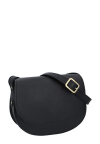 Sort læder sadeltaske med en buet form, justerbar rem og spænde i guldtonet. Glat tekstur med minimale syninger.