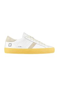 Sneaker bianco con accenti beige, suola in gomma gialla testurizzata e tacco beige chiaro. Presenta tre strisce diagonali e design con lacci.