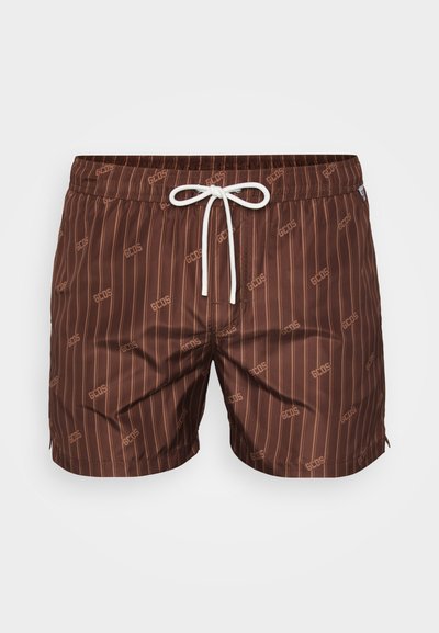 Un short de bain marron avec des fines rayures verticales, fabriqué en tissu léger. Présente un cordon blanc et des détails de marque tout au long.