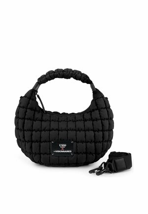 Bolso negro acolchado con asa acolchada y correa de hombro desmontable, con una etiqueta rectangular del logo en la parte delantera.