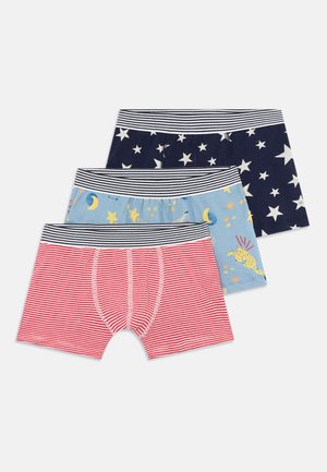 Drei Paare Jungen-Boxershorts: marineblau mit Sternen, hellblau mit Mond- und Sonnenmustern sowie rot gestreift. Aus weicher Baumwolle mit elastischem Bund.
