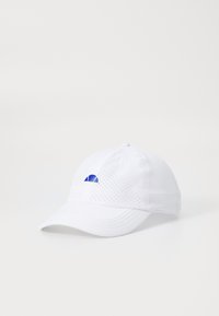 Gorra blanca con visera curvada, que presenta un logo azul en la parte frontal y textura perforada en los lados para mayor transpirabilidad.