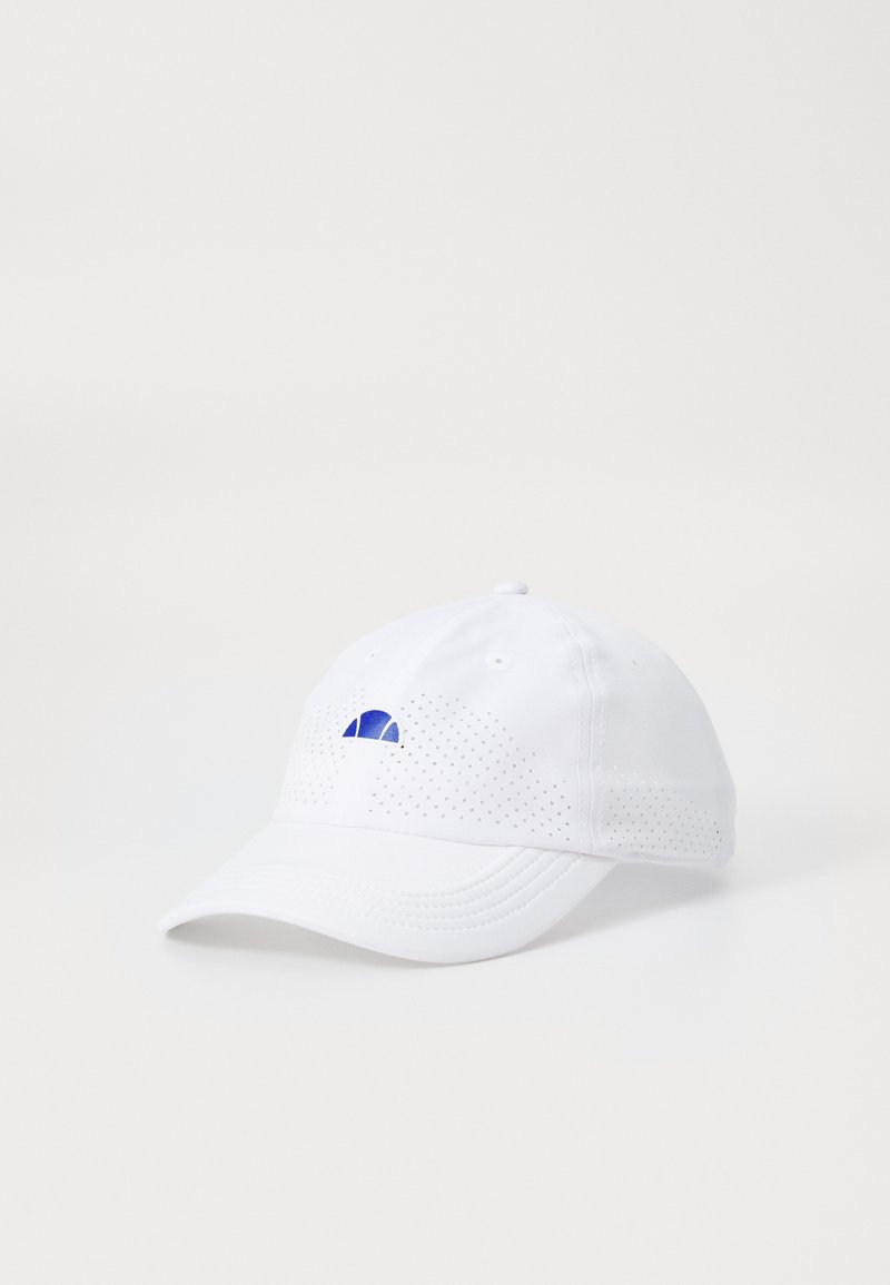 Gorra blanca con visera curvada, que presenta un logo azul en la parte frontal y textura perforada en los lados para mayor transpirabilidad.