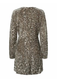 Suknelė, papuošta blizgučiais metalo rudų ir sidabro tonų, su ilgomis rankovėmis ir gilia nugara, liesos silueto.