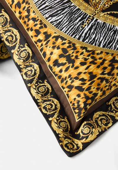 Zeltaini apdrukāta zīda šalle ar leoparda un zebras rakstu, dekoratīva melna un zeltaina mala un gluda tekstūra.