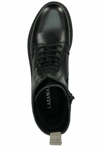Botas de piel negra para el tobillo con un acabado suave, punta redonda, cierre con cordones y un acento texturizado en la etiqueta. El forro interior es suave.