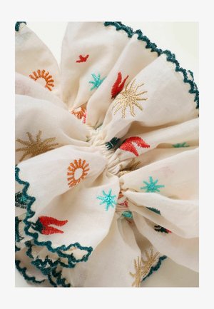 Baltas audinys surišimui plaukams su turkio spalvos banguotais kraštais ir daugiaspalviška saulės bei žvaigždžių formos siuvinėjimu.