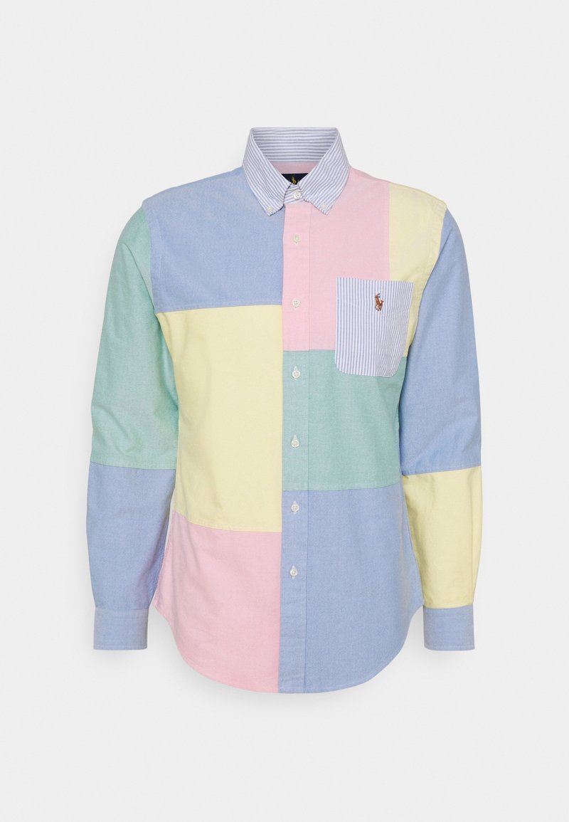 Chemise à manches longues boutonnée avec motif bloc de couleur en bleu pastel, jaune, vert et rose, avec un col rayé et une poche poitrine.