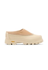 Chaussure beige à enfiler avec semelle en caoutchouc épaisse et bande de roulement Vibram, dotée d'une tige lisse et d'un col rembourré pour le confort et la durabilité.