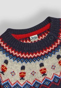 Tengerészkék és szürke kötött pulóver, kerek nyakkal, színes Fair Isle mintával, piros díszítéssel és logó címkével a nyak közelében.