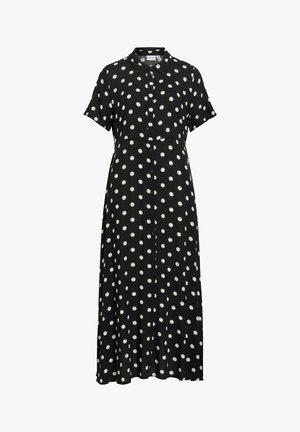 Czarna maxi sukienka z krótkim rękawem w białe groszki, zapinana na guziki z przodu, z zaostrzonym kołnierzykiem.