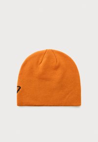 Lys orange strikket hue med et subtilt sort design på siden, lagt fladt på en lys grå baggrund.