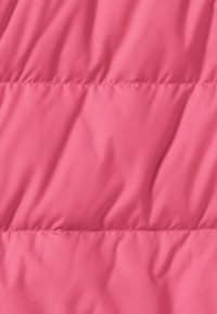 Gestepptes Jackett in leuchtendem Pink. Glatte, glänzende Textur mit horizontalen Nahtlinien und subtilen Rautenmuster. Leichtes und isoliertes Design.