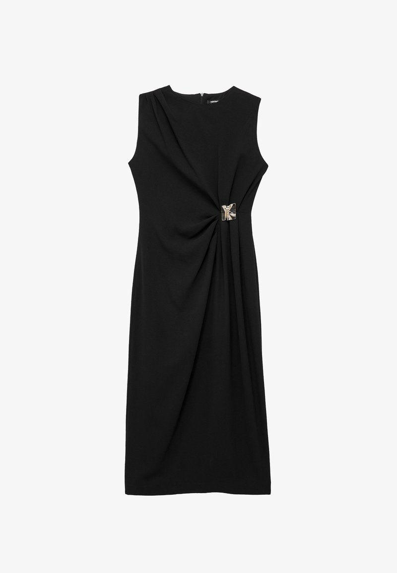Schwarzes ärmelloses Kleid mit einem verdrehten Design an der Taille, das ein silbernes Hardware-Element in Form eines Buchstabens K aufweist. Glatte Textur.