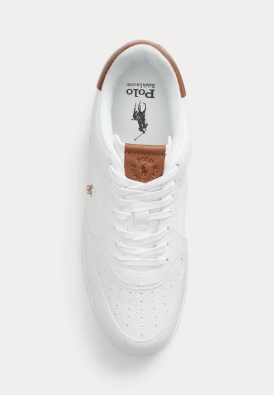 Pantof sport alb din piele, cu șireturi albe, etichetă maro pe limbă și logo Polo Ralph Lauren pe talpă și pe partea exterioară.