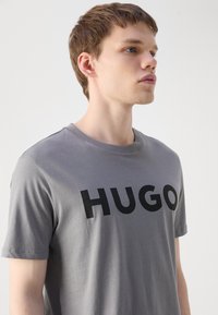 HUGO DULIVIO - Nyomott mintás póló - medium grey