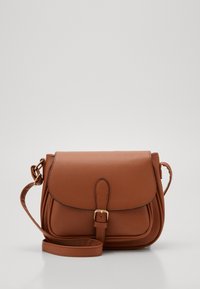 Ruskea synteettisestä nahasta valmistettu olkalaukku, jossa on läppä ja etuosassa solkikiinnitys, sileä pinta ja säädettävä olkahihna.