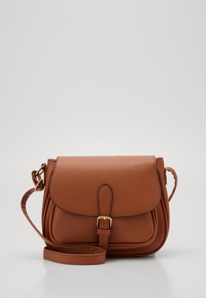 Borsa a tracolla marrone in pelle sintetica con patta e dettaglio con fibbia frontale, caratterizzata da una texture liscia e una tracolla regolabile.