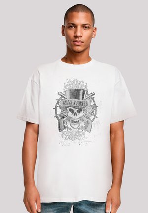 Weißes Baumwoll-T-Shirt mit einem großen grauen Grafikdesign eines Schädels, der mit einem Zylinderhut bedeckt ist, umgeben von Rosen und gekreuzten Waffen.