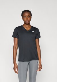 T-shirt noir à manches courtes et col en V, logo Under Armour gris sur la poitrine. Tissu doux, léger et au toucher lisse.