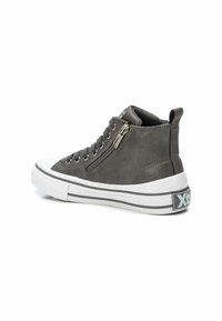 Zapatillas altas en ante gris oscuro, con una cremallera lateral, suela de goma blanca y marca en negro y gris en el tacón.