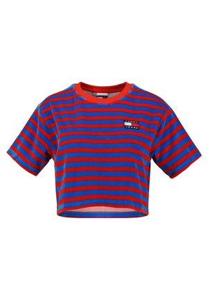 Krótka koszulka z krótkim rękawem z czerwono-niebieskimi poziomymi paskami i małą naszywką z logo Tommy Jeans na piersi.