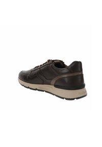 Bruin lederen sneaker met een gladde afwerking, gestructureerde accenten en een beige rubberen zool. Beschikt over een veter-sluiting en een gewatteerde kraag.