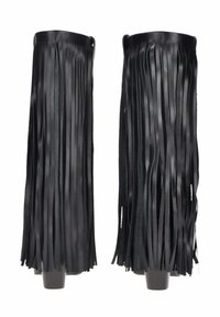 Stivaletti neri con frange alla caviglia, superficie testurizzata, tacco solido e lunghe frange lisce che si estendono dalla parte superiore per un tocco di dettaglio in più.