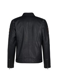 Chaqueta de cuero negro con una textura suave, con un cuello alto, puños con cremallera y dos bolsillos laterales. Sin marcas ni patrones visibles.