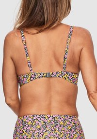 Blommig bikinöverdel med svart bakgrund och rosa och gula blommor, justerbara band och klämsluss bak.