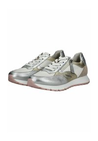 Sneaker metallici argento e oro con accenti bianchi, superfici testurizzate, lacci piatti e una zip laterale. Suola in gomma rosa.