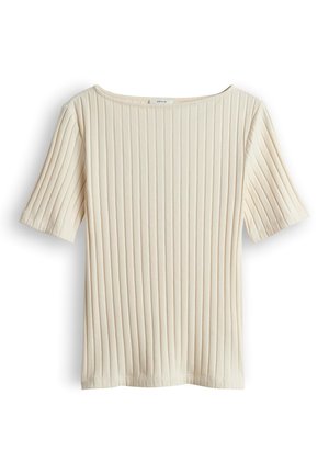 Verwaschenes cremefarbenes Kurzarmshirt mit Rippenstruktur und Bootsausschnitt, flach liegend mit sichtbarer vertikaler Strickstruktur und Etikett am Kragen.