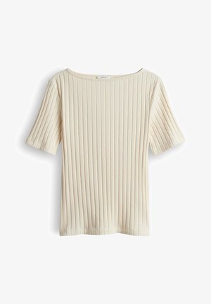 Roomkleurige geribbelde top met korte mouwen en boothals, plat neergelegd met zichtbare verticale gebreide textuur en label bij de kraag.