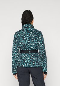 Ζακέτα με εκτύπωση λεοπάρ σε τουρκουάζ, με ψηλό γιακά, ελαστική μέση και μαύρες λεπτομέρειες. Λείο υλικό με μακριά μανίκια και φερμουάρ.