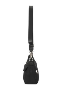 Černá látková taška s kulatým tvarem, která má na jedné straně uzlový akcent, hladký popruh a kovové detaily v stříbrném odstínu.