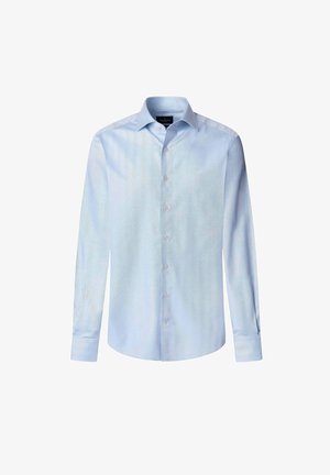 Svijetloplava košulja s dugim rukavima, izrađena od glatke tkanine, s gumbima sprijeda, klasičnim ovratnikom i suptilnim vertikalnim uzorkom.